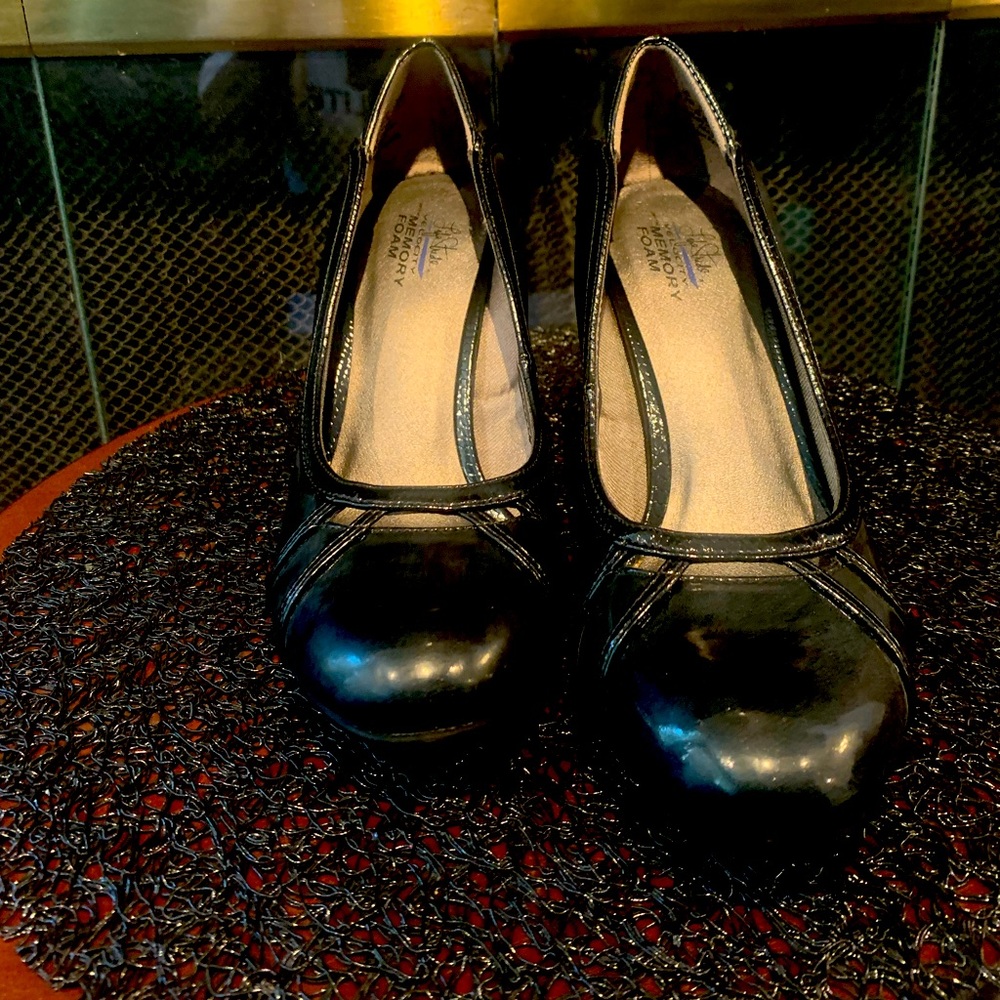 Life Stride  black shoes with memory foam